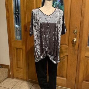 1.4.3 Story short sleeve crushed velvet top size medium EUC